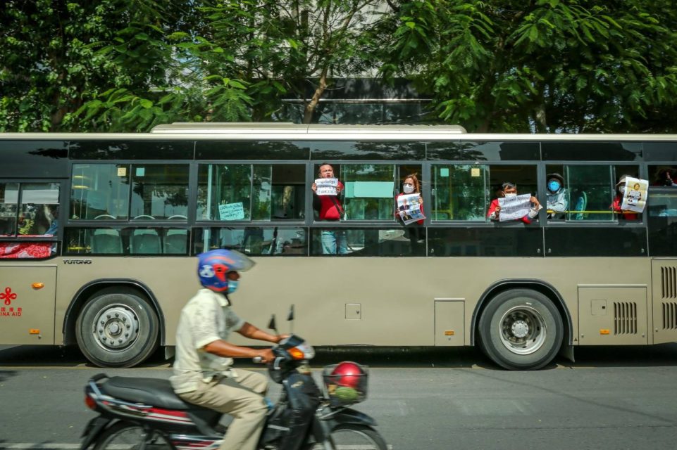 NagaWorld protesters are taken away from the Phnom Penh casino by bus on April 19, 2022. (Roun Ry/VOD)