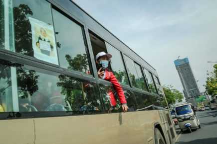 NagaWorld protesters are taken away from the Phnom Penh casino by bus on April 19, 2022. (Roun Ry/VOD)