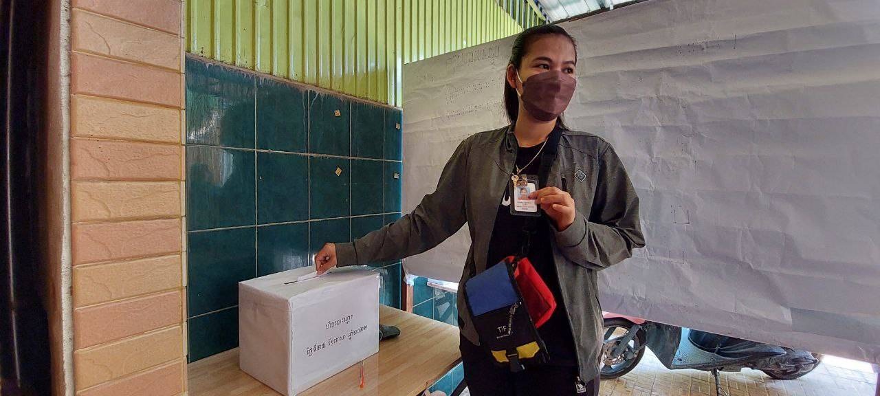 A NagaWorld union member drops her ballot in a collection box to vote in the organization's week-long leadership election, April 26, 2022. (Keat Soriththeavy/VOD)