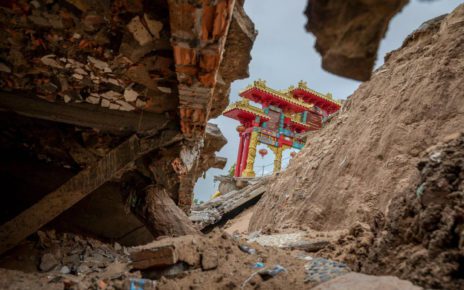 A Khmer-Chinese temple on a collapsed riverbank in Kandal’s Takhmao city, on May 10, 2022. (Roun Ry/VOD)