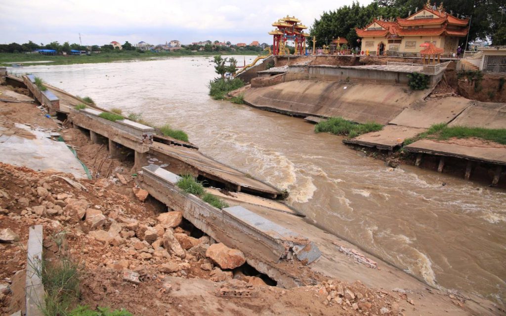 Both riverbanks of Stung Prek Tnaut faced collapse in Takhmao city, on May 10, 2022. (Hean Rangsey/VOD)