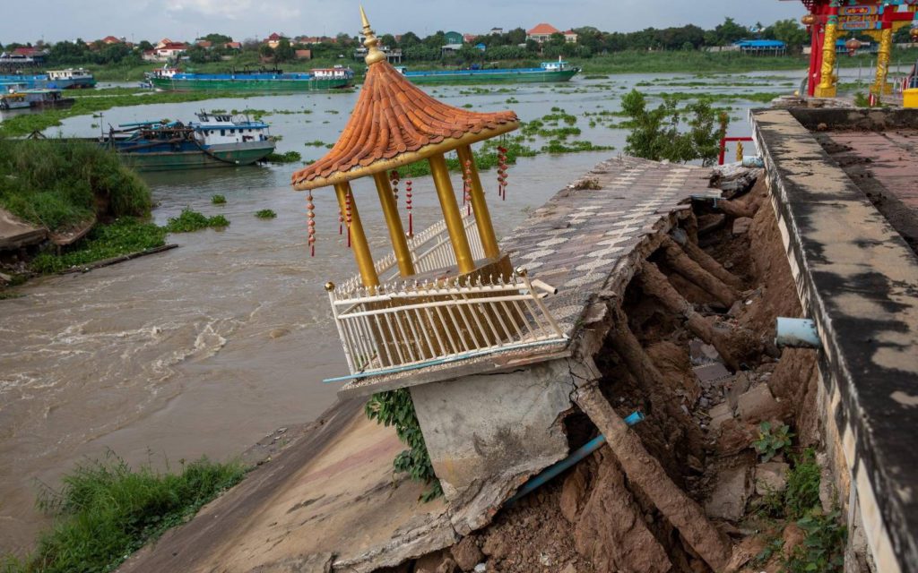A collapsed riverbank at a Khmer-Chinese temple in Takhmao city, on May 10, 2022. (Roun Ry/VOD)