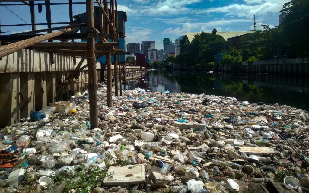 A canal in Phnom Penh’s Boeng Trabek has filled up with trash again, on May 24, 2022. (Meng Kroypunlok/VOD)