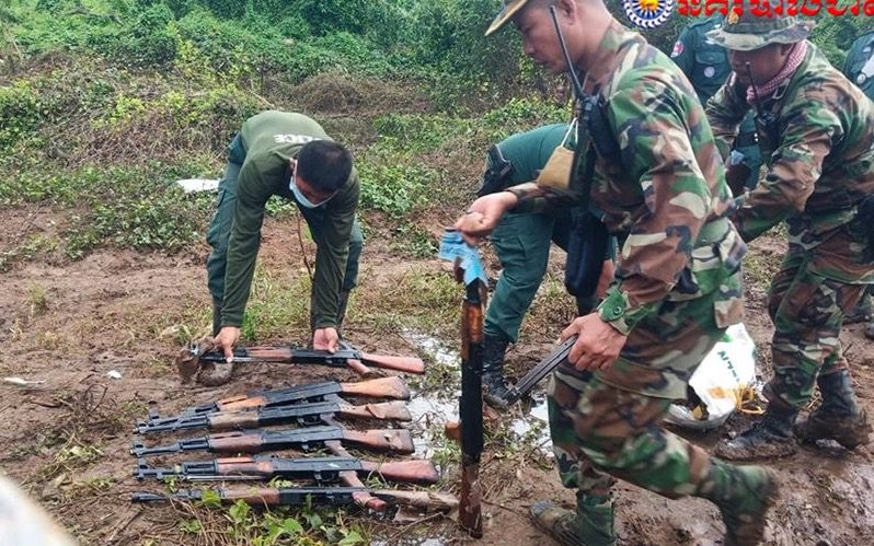 Border patrol officers find weapons in Battambang's Kamrieng district in October 2021.