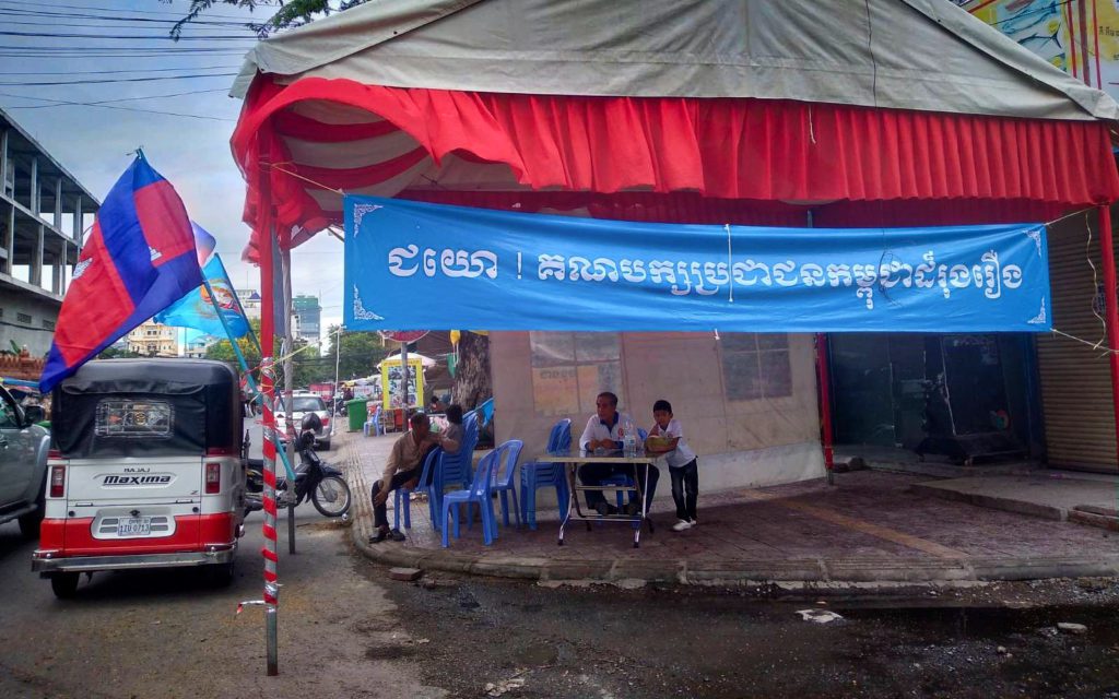 A tent set up for the ruling CPP’s commune election campaigning, in Phnom Penh’s riverside area on May 21, 2022. (Meng Kroypunlok/VOD)