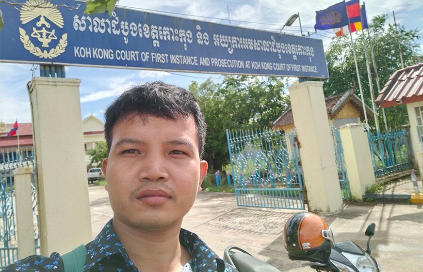 Pal Kep, Candlelight Party council chief candidate for Khemara Phoumin city's Stung Veng commune, stands in front of the Koh Kong provincial court. (Supplied)