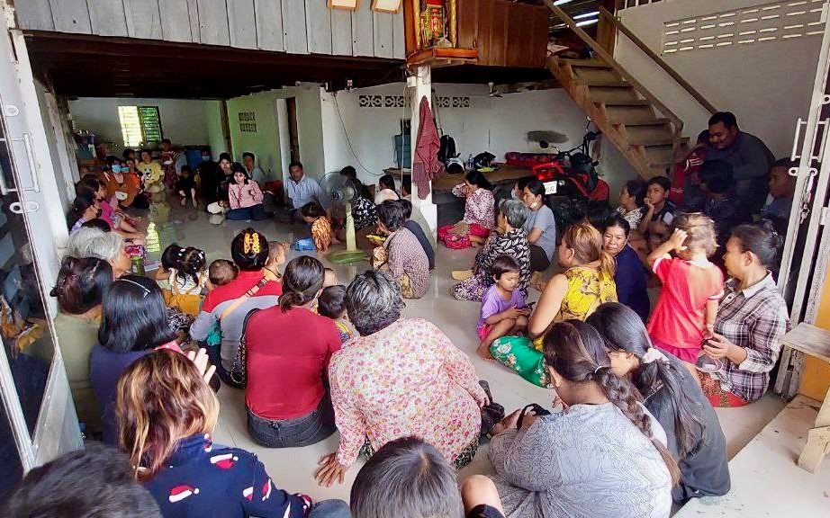 Sin Chan Pov Rozeth speaks to supporters in Battambang province’s O’Char commune. (VOD)