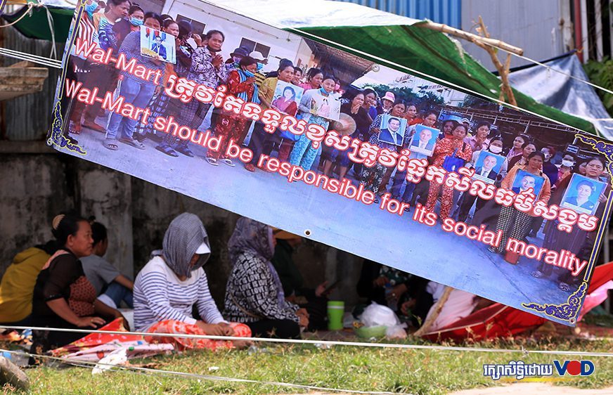 Workers at Canteran Apparel have set up camp on the sidewalk in front of the factory. The protestors claim the propety owner evicted them from staying on the factory premises on June 8, 2022. (VOD/ Hean Rainsy)