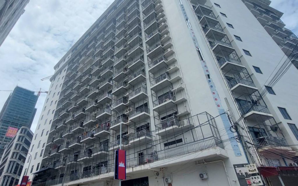 A building, described by officials as a former CPP headquarters and "CITIC Park" by a Chinese worker, where people are allegedly being detained to perpetuate fraud, in Sihanoukville's Bei commune on May 30, 2022. (Danielle Keeton-Olsen/VOD)