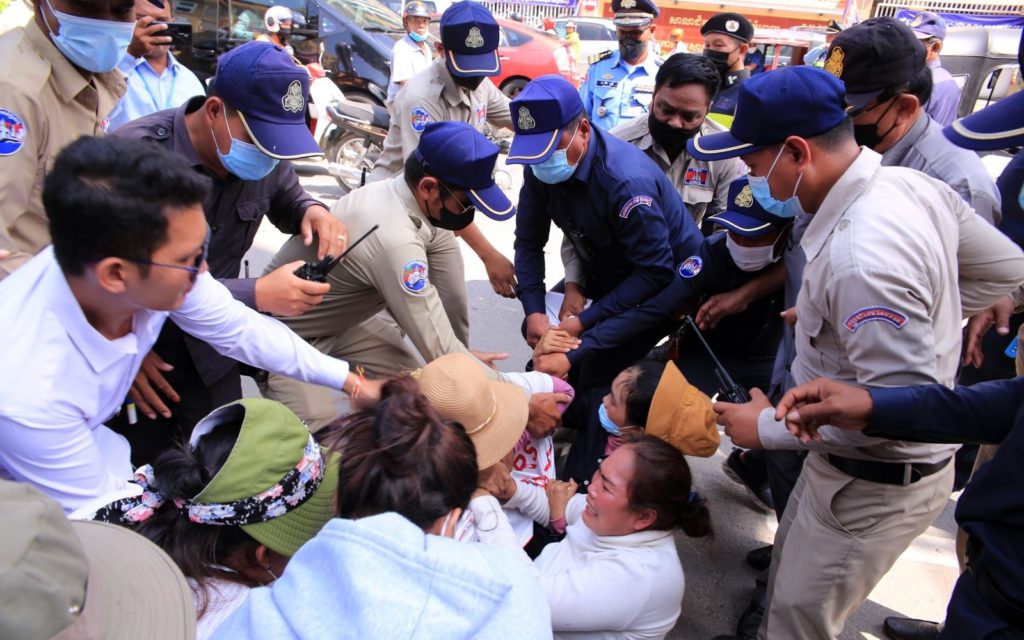 Prum Chantha, wife of convicted CNRP activist Kak Komphear, falls to the ground after protesting outside the Phnom Penh Municipal Court on June 14, 2022. (Hean Rangsey/VOD)