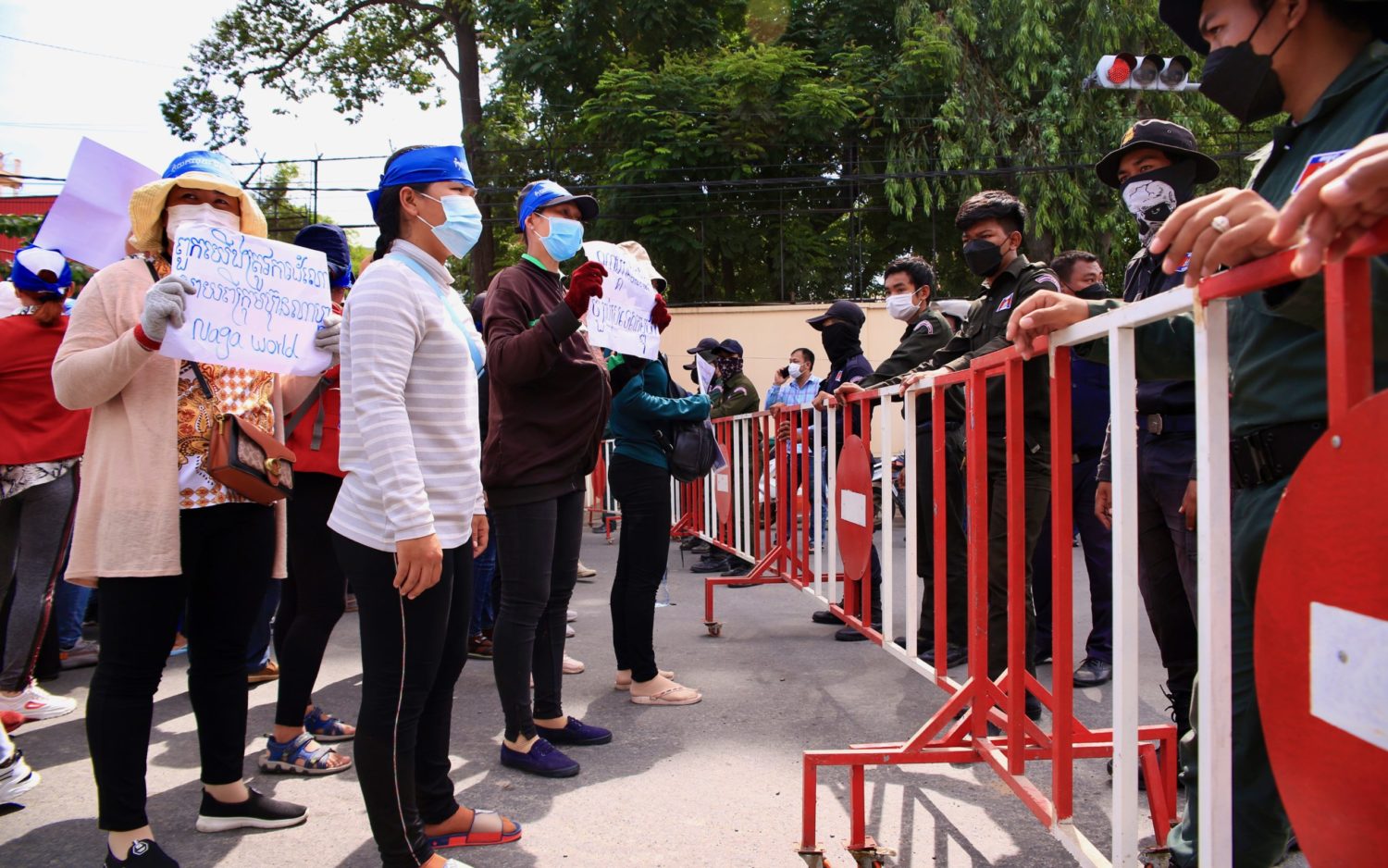NagaWorld workers are blocked by police barricades at Sothearos Boulevard in Phnom Penh on June 28, 2022. (Hean Rangsey/VOD)