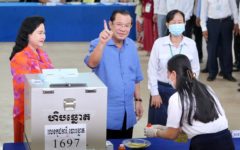 Hun Sen votes at the June 5 commune election. (Hean Rangsey/VOD)