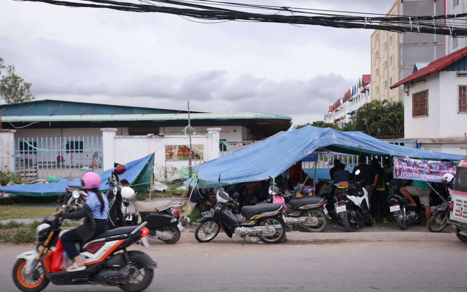 Workers camp outside Phnom Penh’s Canteran Apparel factory on Veng Sreng Blvd on July 21, 2022. (Hean Rangsey/VOD)