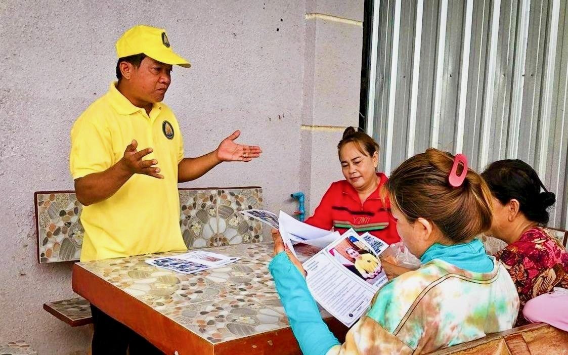 Sok Reaksmey speaks to potential voters in Prek Hou commune on May 31, 2022. (Fiona Kelliher/VOD)