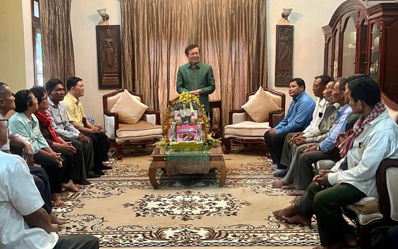 Opposition leader Kem Sokha meets with supporters at his home in Phnom Penh on June 27, 2022. (Kem Sokha's Facebook page)
