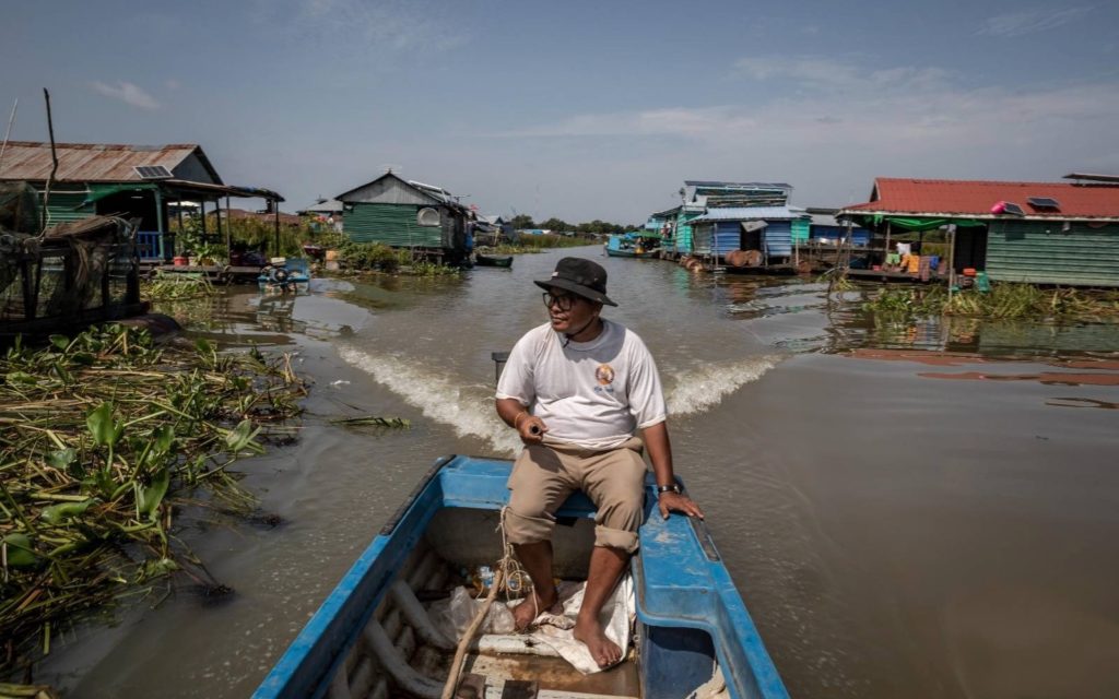 Reang Til commune councilor Soy Keo rides his boat in the Tonle Sap on May 30, 2022. (Roun Ry/VOD)