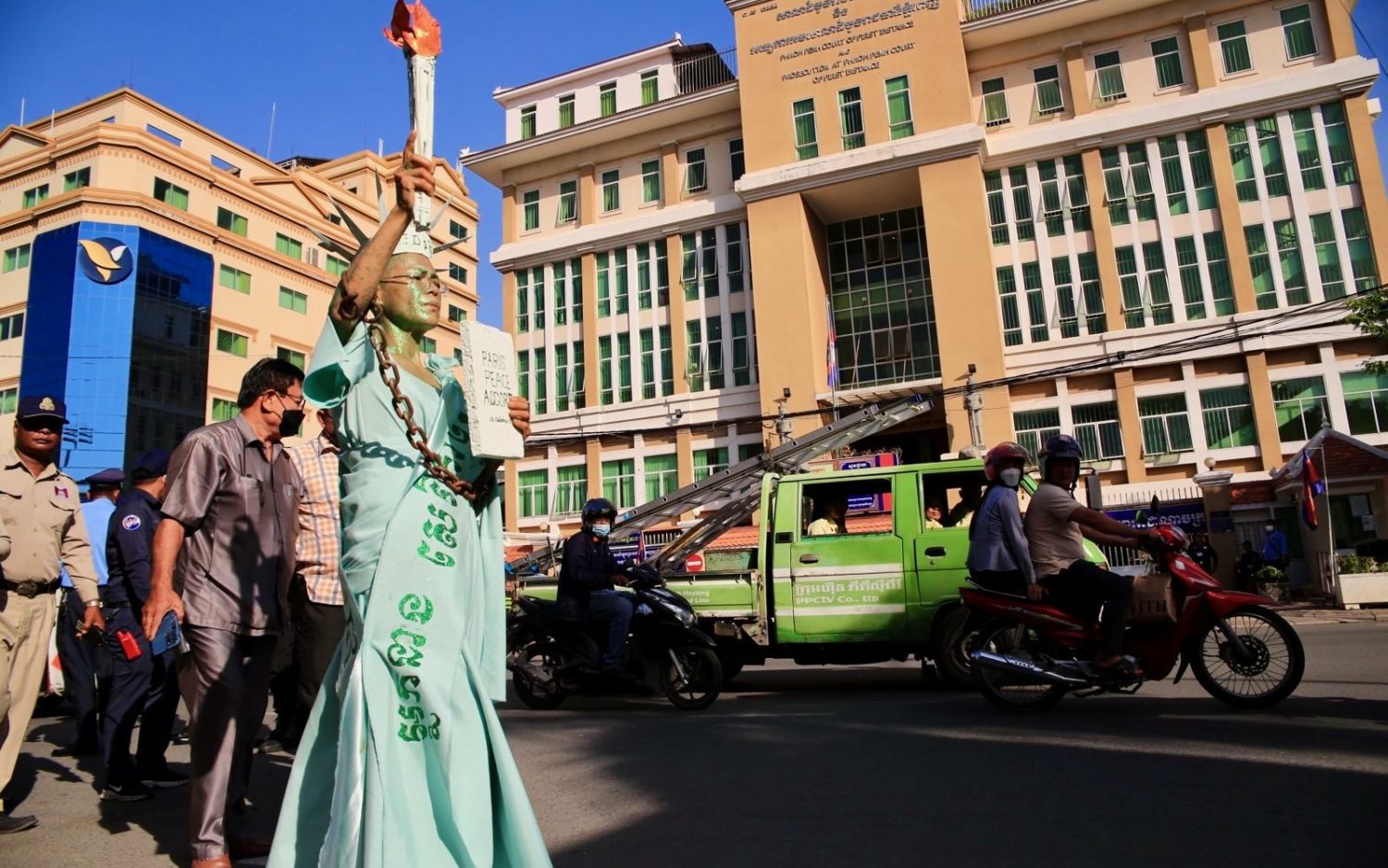 Seng Chan Theary dressed as Lady Liberty earlier this morning. (Hean Rangsey/VOD)