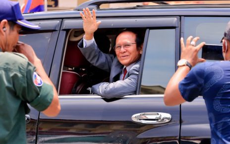Kem Sokha waves to supporters outside the Phnom Penh Municipal Court on June 8, 2022. (Hean Rangsey/VOD)