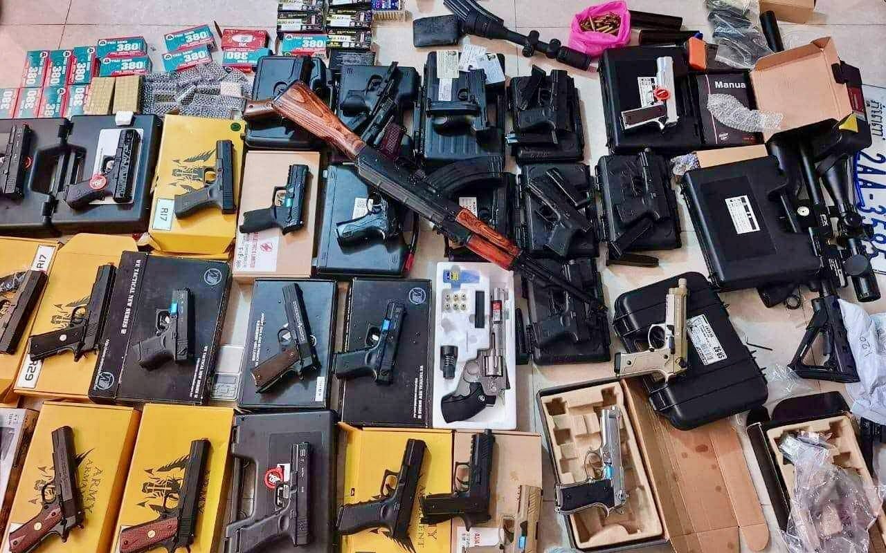 Guns confiscated by Preah Sihanouk authorities posted on the Facebook page of provincial spokesperson Kheang Phearum.