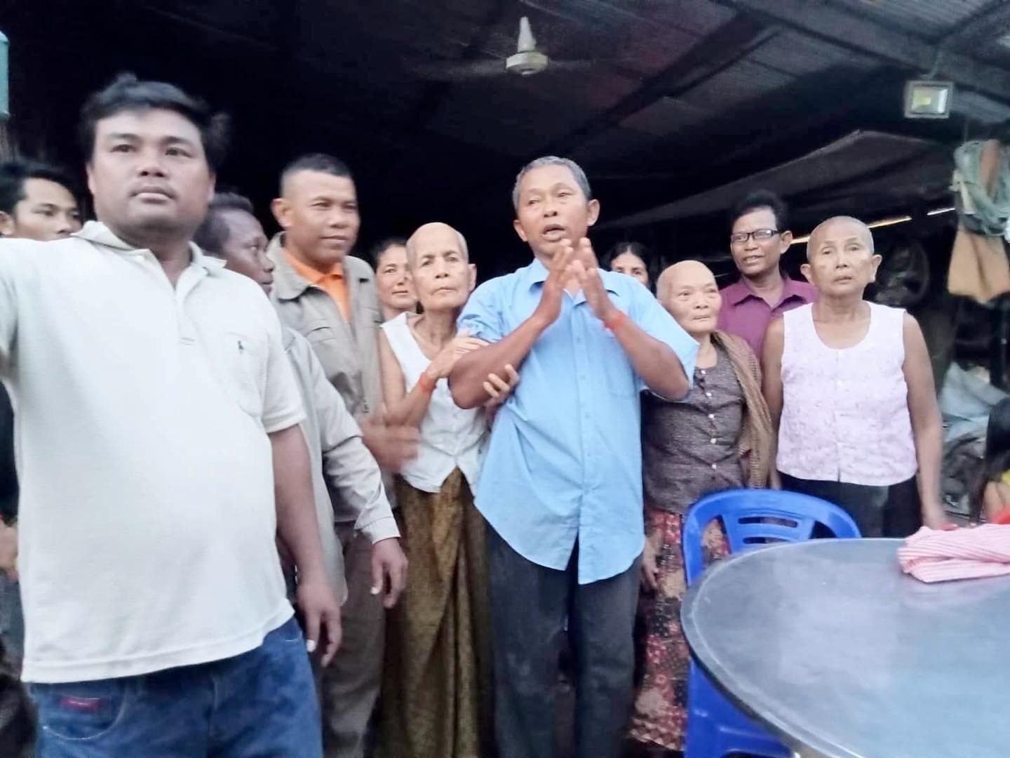 Nhim Sarom, the commune chief-elect for Kampong Thom’s Chamna Loeu commune, greets supporters after his Wednesday release from police custody. The day prior, police had arrested him for an alleged robbery case for which he had been convicted in 2014. Photo from the Facebook page of Sun Chanthy, posted Wednesday, June 22, 2022.