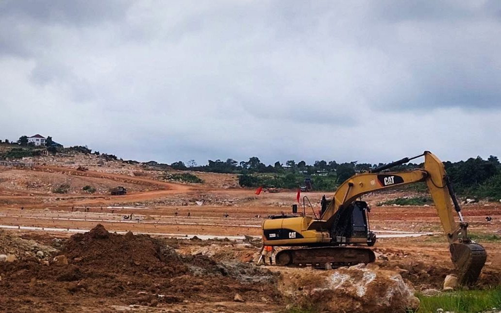 An excavator digging land near the Fu Hai land project in Preah Sihanouk province's Bit Traing commune on May 29, 2022. (Danielle Keeton-Olsen/VOD)