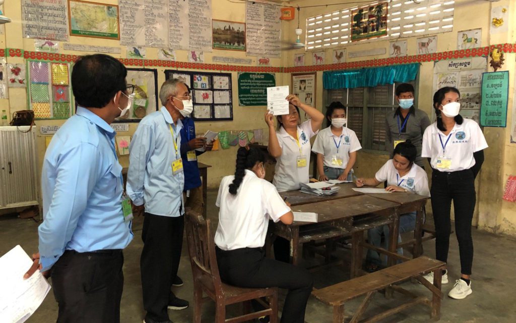 A polling station at Hun Sen Primary School in Battambang’s O’Char commune, on June 5, 2022. (Fiona Kelliher/VOD)