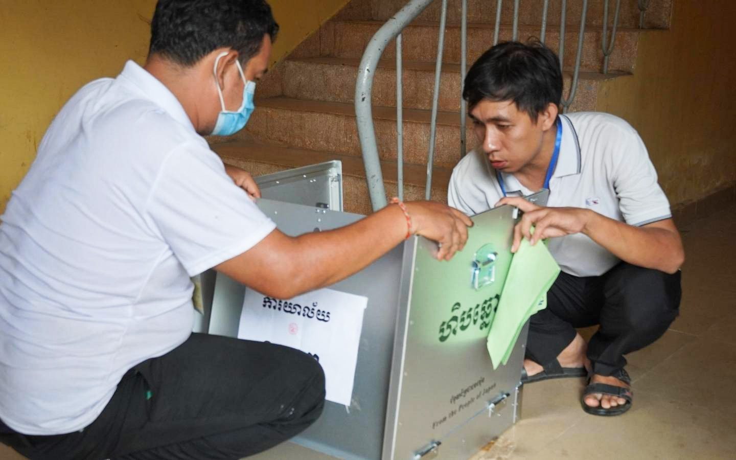 Vote counting at Chea Sim Boeng Keng Kang High School in Phnom Penh on June 5, 2022. (Tran Techseng/VOD)