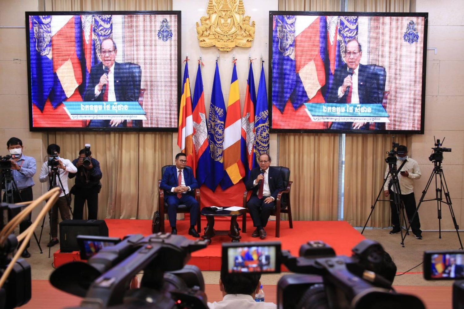 Justice Ministry spokesman Chin Malin and government spokesman Phay Siphan, sitting left and right, before journalists and representatives of civil society organizations at a Wednesday press conference, June 29, 2022. (Hean Rangsey/VOD)