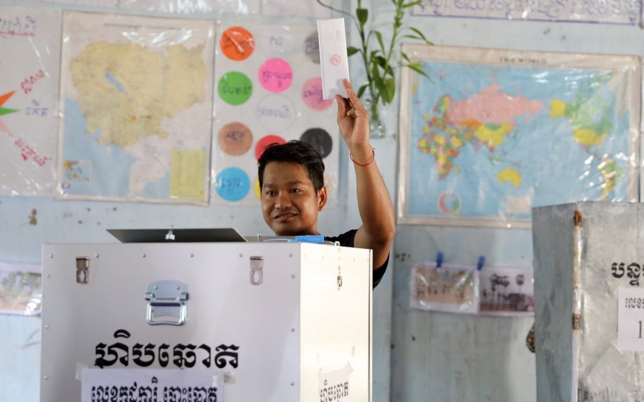A voter at the Hun Sen Prek Russey Primary School in Takhmao, Kandal. (Roun Ry/VOD)