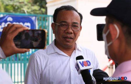 Opposition leader Kem Sokha’s defense lawyer Chan Chen speaks to reporters outside the Phnom Penh Municipal Court on July 6, 2022. (Hean Rangsey/VOD)