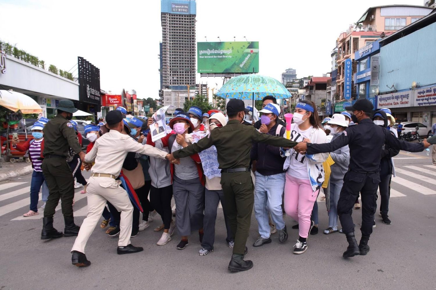 Security officers surround NagaWorld protesters, who breached a road barrier, in Phnom Penh on July 12, 2022. (Hean Rangsey/VOD)