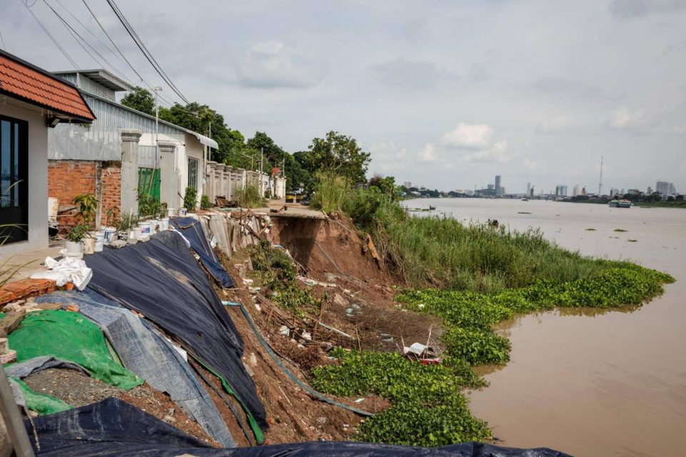 Houses in Chroy Changva district's Prek Tasek commune were brought closer to the Tonle Sap river by a riverbank collapse, in a photo taken on July 26, 2022. (Roun Ry/VOD)
