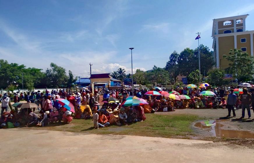 Families protest outside the Sre Ambel district hall in Koh Kong seeking a social land concession, on July 25, 2022. (Supplied)
