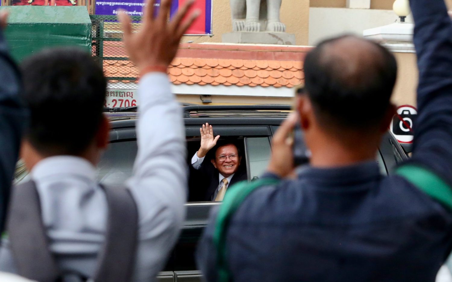 Kem Sokha waves to his supporters as he leaves the Phnom Penh Municipal Court on July 20, 2022.
