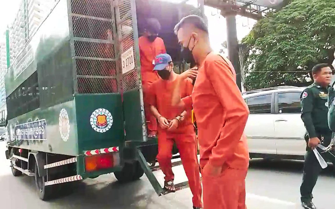 William Guang gets off a prison van at the Phnom Penh Municipal Court on August 2, 2022. (Ouch Sony/VOD)