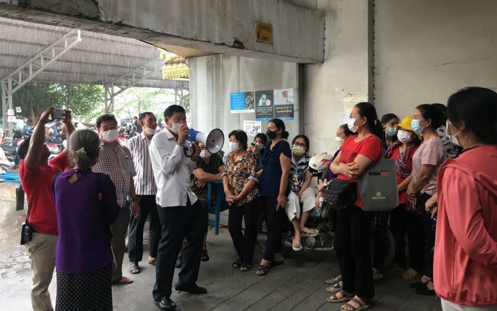 O’Russei market manager Hort Vanthy speaks to stall owners on August 9, 2022. (Phin Rathana/VOD)