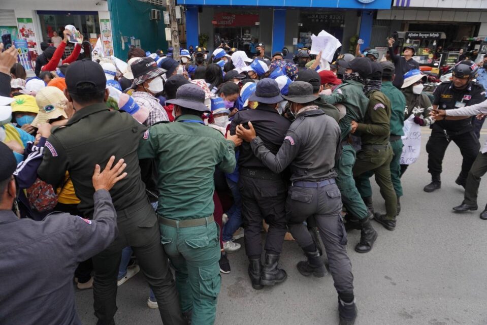 Authorities surround and push a group of workers during the NagaWorld strike  on August 11, 2022. (Hean Rangsey/VOD)