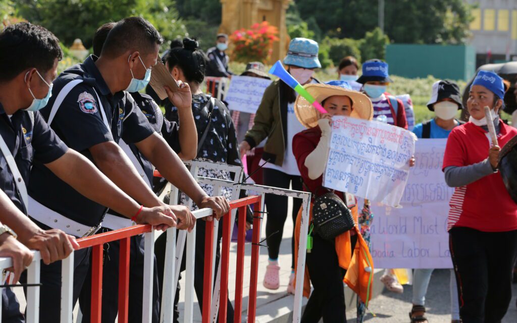 NagaWorld strikers protest outside the Phnom Penh casino on August 23, 2022. (Hean Rangsey/VOD)