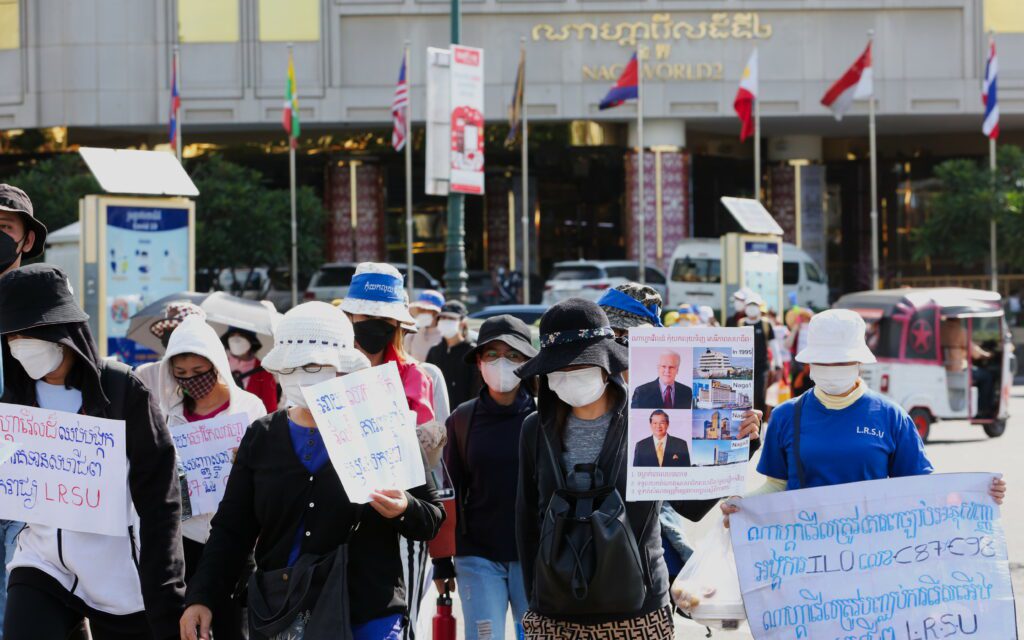 NagaWorld strikers protest outside the Phnom Penh casino on August 23, 2022. (Hean Rangsey/VOD)