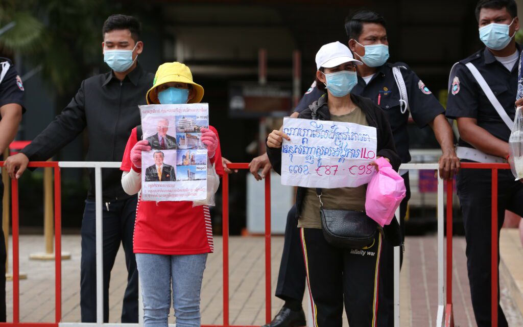 NagaWorld strikers protest outside the Phnom Penh casino on August 23, 2022. (Hean Rangsey/VOD)