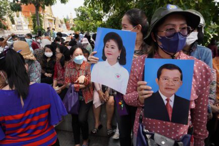 O'Russei market vendors hold pictures of Prime Minister Hun Sen and his wife Bun Rany while submitting a petition at the premier's cabinet office on August 15, 2022. (Hean Rangsey/VOD)