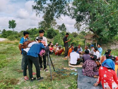 Students filming Ratanakiri residents on June 28. (Sunflower Film Organization)