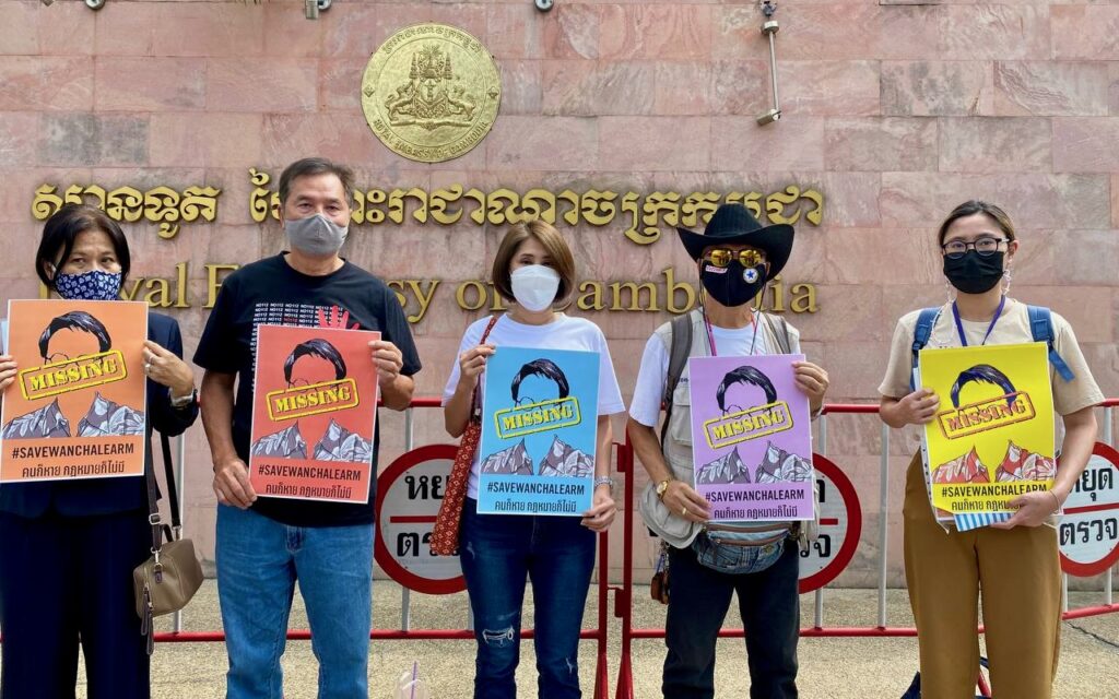 Sitanun Satsaksit (middle) and other activists pose for a photo in front of the Cambodian Embassy in Bangkok on June 2, 2022, after requesting updates from the embassy on the investigation into Wanchalearm Satsaksit’s disappearance. (Yiamyut Suthichaya/Prachatai)