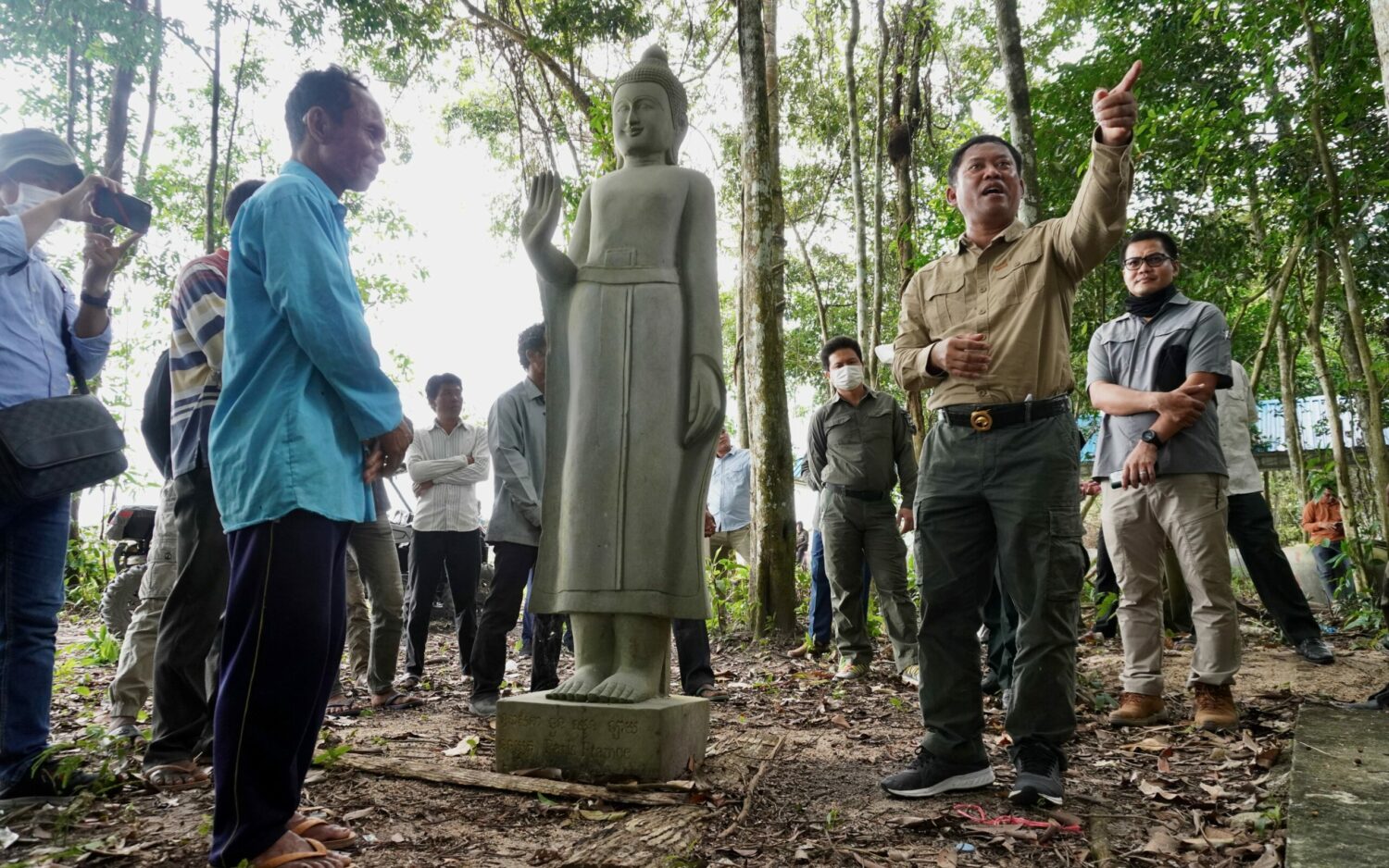 Governor Vei Samnang speaks to community residents in Kampong Speu's Metta forest on August 9, 2022. (Hean Rangsey/VOD)
