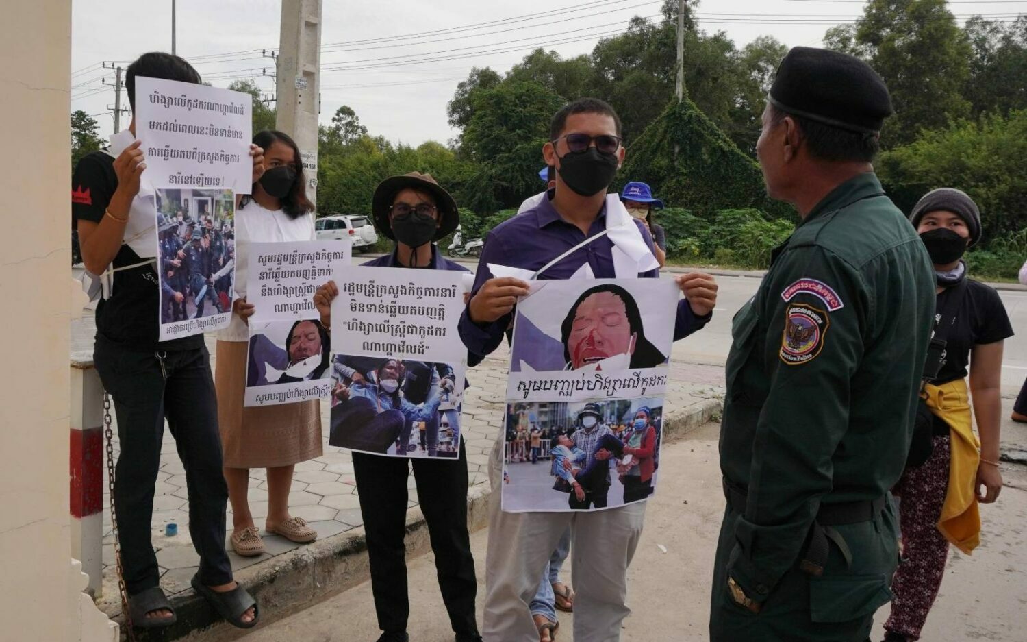 Khmer Thavrak members outside the Women's Affairs Ministry on Thursday, August 25, 2022. (Hean Rangsey/VOD)