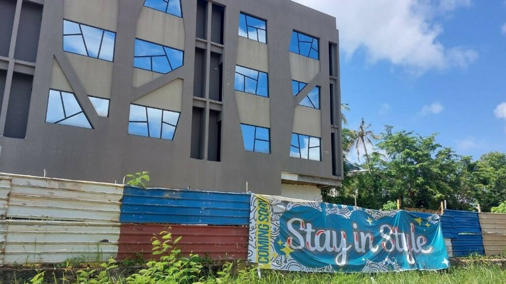 A building under construction behind fence that says "Stay in Style" in Batam city, Indonesia on July 16, 2022. (Danielle Keeton-Olsen/VOD)