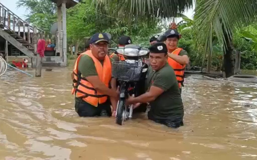 Authorities rescue a motorbike from floodwaters in Banteay Meanchey province’s Malai district on September 7, 2022. (Supplied)