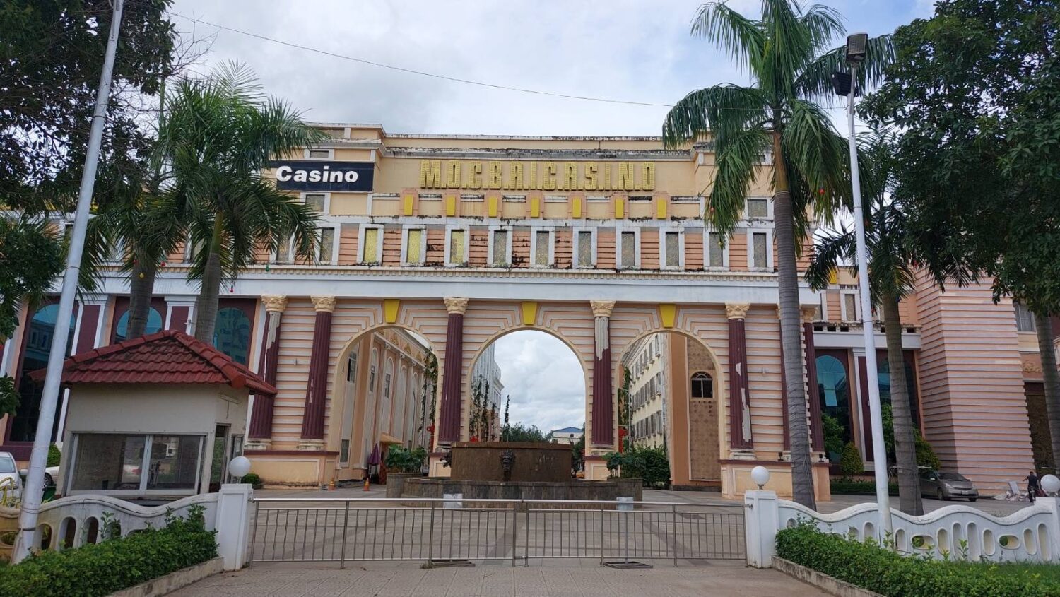 A metal gate blocks an entrance to Bavet-Moc Bai casino in Svay Rieng's Bavet city on September 15, 2022. (Danielle Keeton-Olsen/VOD)