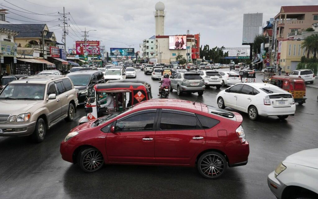 Traffic at the intersections of boulevards 271, Monivong and Hun Sen, on September 19, 2022. (Hean Rangsey/VOD)