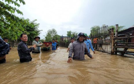 Banteay Meanchey authorities inspect flooding in the province on September 26, 2022. (Provincial disaster management)